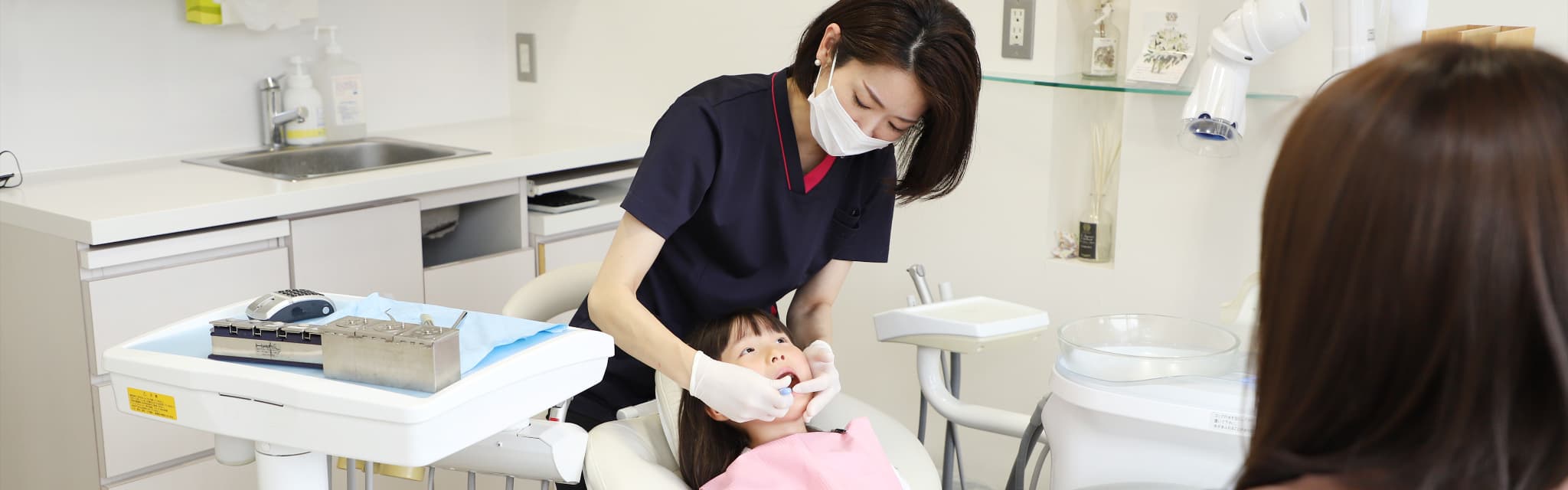 お子様の歯の治療を行う先生